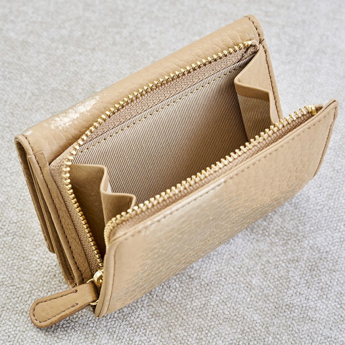ブラックレザー 三つ折り財布 ゴールド装飾 黒レザー三つ折り財布 ゴールド金具 【公式通販】